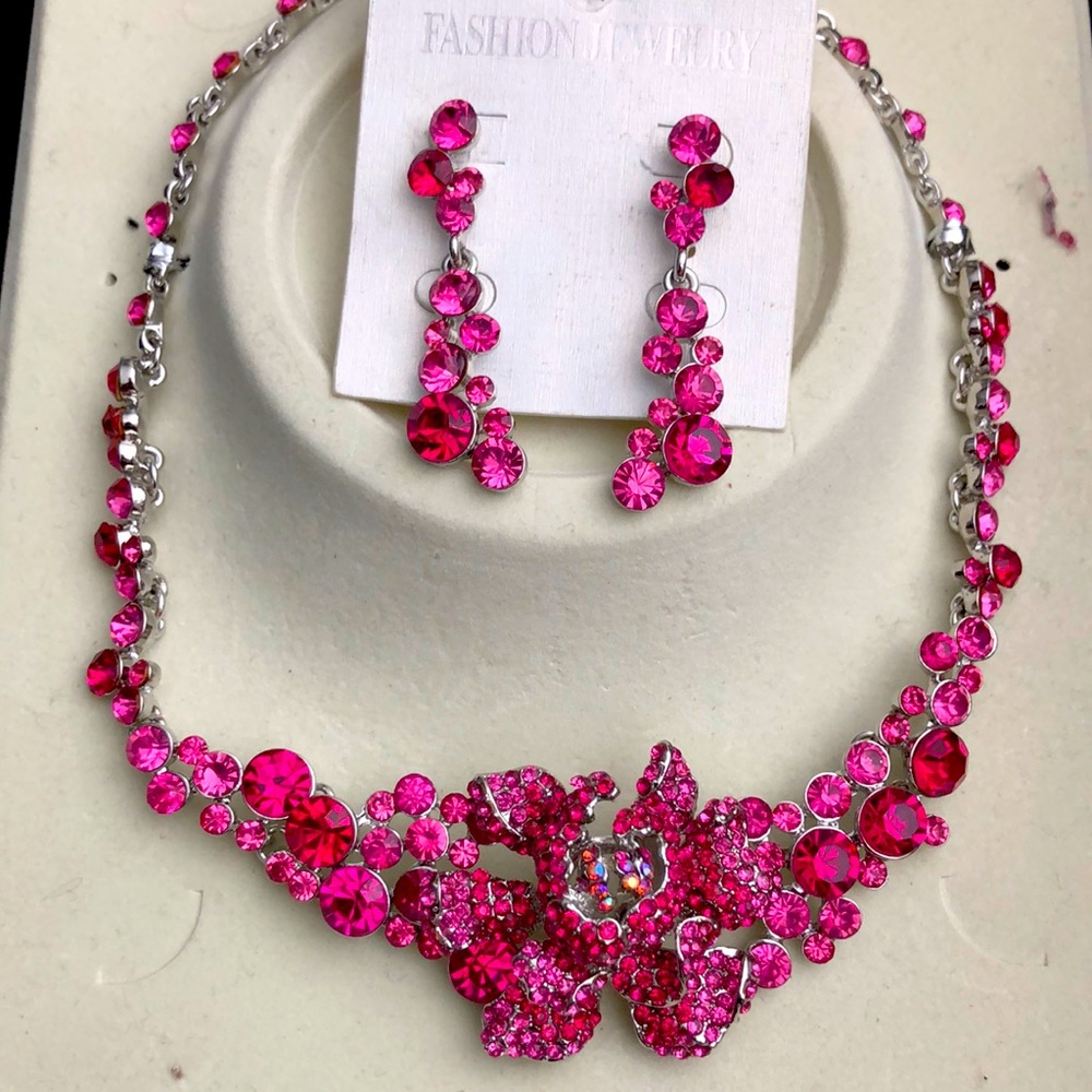 Stunning rhinestone floral necklace w earrings